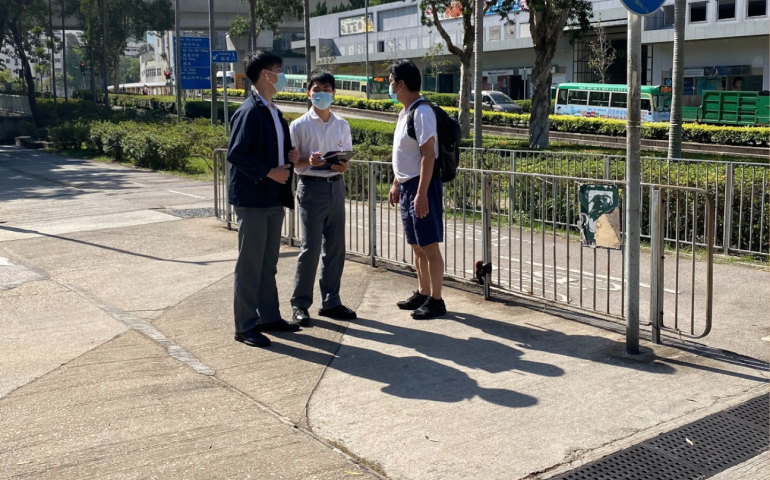 我們在詢問路人有關電話亭可以改善成什麼樣的設施。