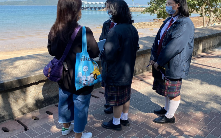 在海邊附近詢問居民提出建議。