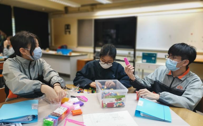 我們選擇以黏土、泥膠及LEGO進行我們的第一次原型製作