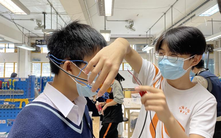 我們嘗試把探測器放到頭上