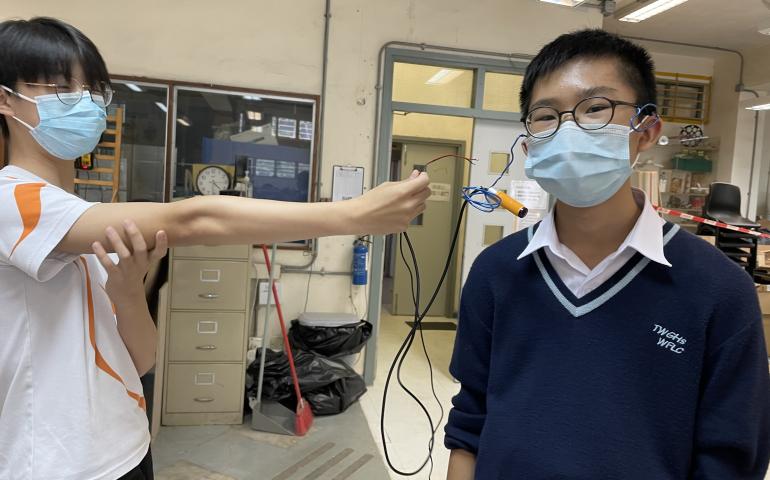 我們嘗試把探測器放到頭上