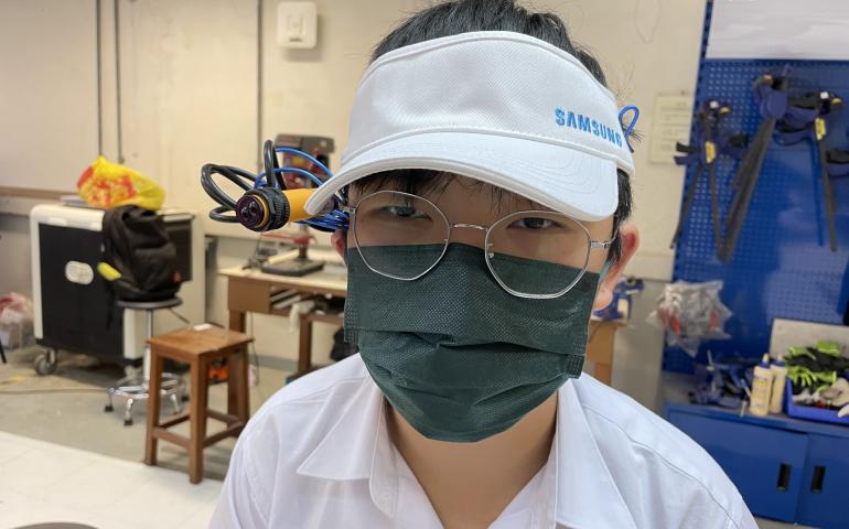 我們嘗試把探測器放到頭上