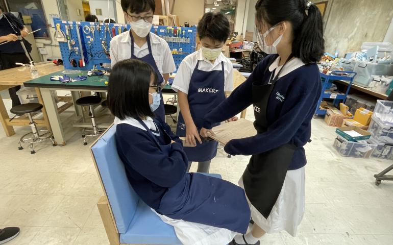 椅子的桌應放在右邊，不是左邊