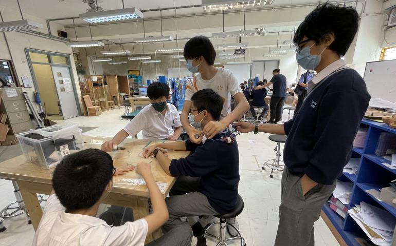 我們嘗試把探測器放到頭上