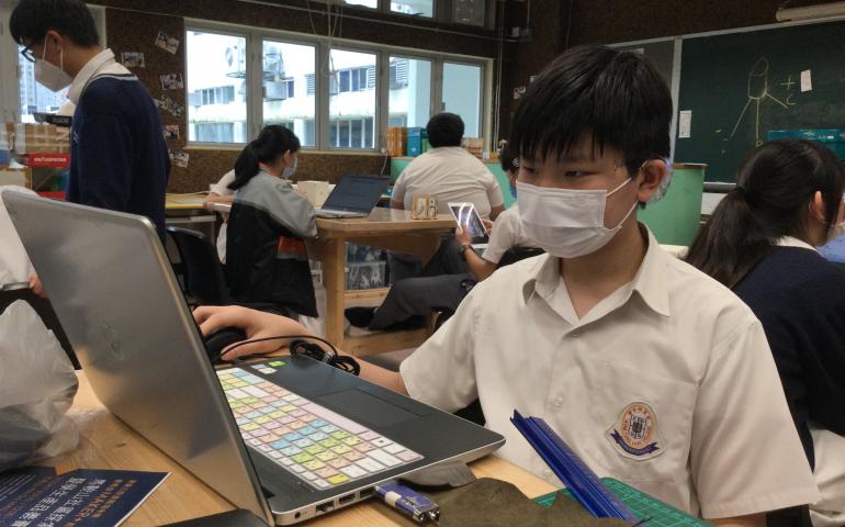 葉同學使用本學年學習的新技能－Adobe Illustrator 繪畫產品設計圖。