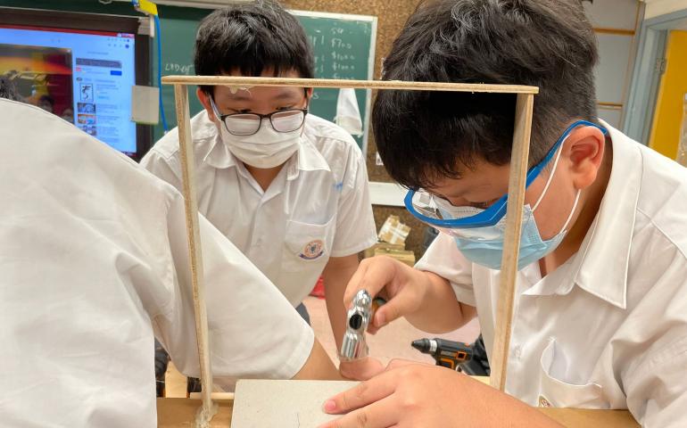 以釘固定木架