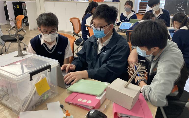 三人互相合作討論以及搜尋馬鞍山的特色動物
