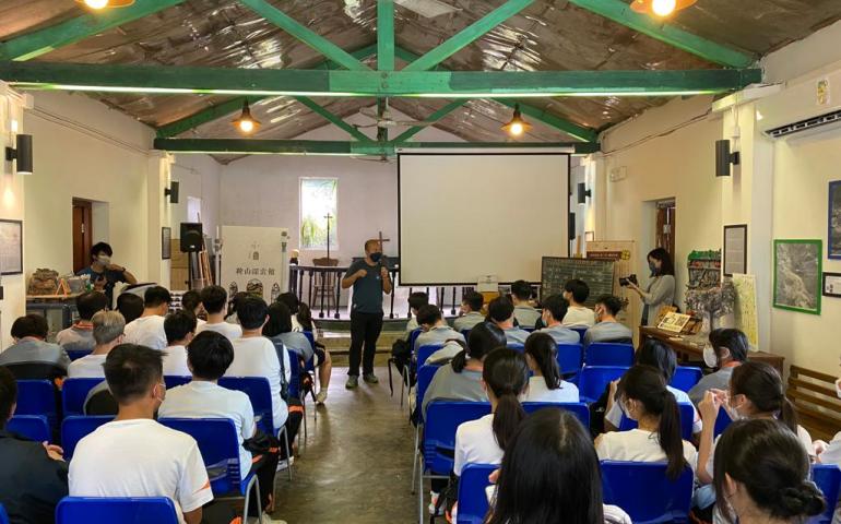 在鞍山探索館内了解關於馬鞍山的歷史，館長還跟我們科普馬鞍山曾經主要開采磁鐵礦並邀請幾位同學上臺參與小游戲，教我們怎麽分辨出磁鐵礦。